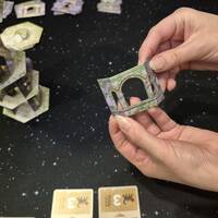 Zwei Hände halten ein Bauteil.