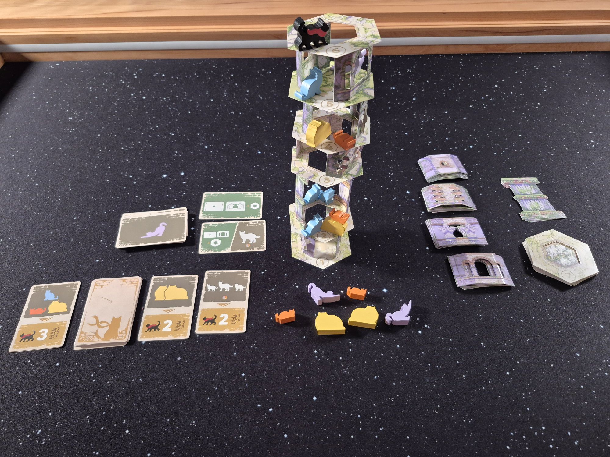 Die Katze und der Turm: Balanceakt mit Tier