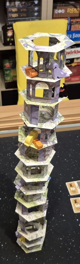 Ein hoher Turm aus "Die Katze und der Turm".