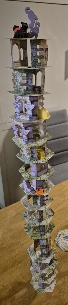 Ein sehr, sehr hoher Turm aus "Die Katze und der Turm".