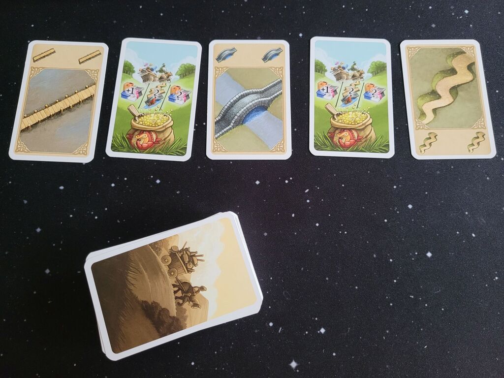 Karten in einer Reihe, davor ein verdeckter Kartenstapel.