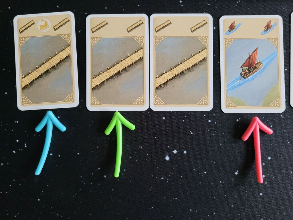 Vier Karten, drei Pfeile.