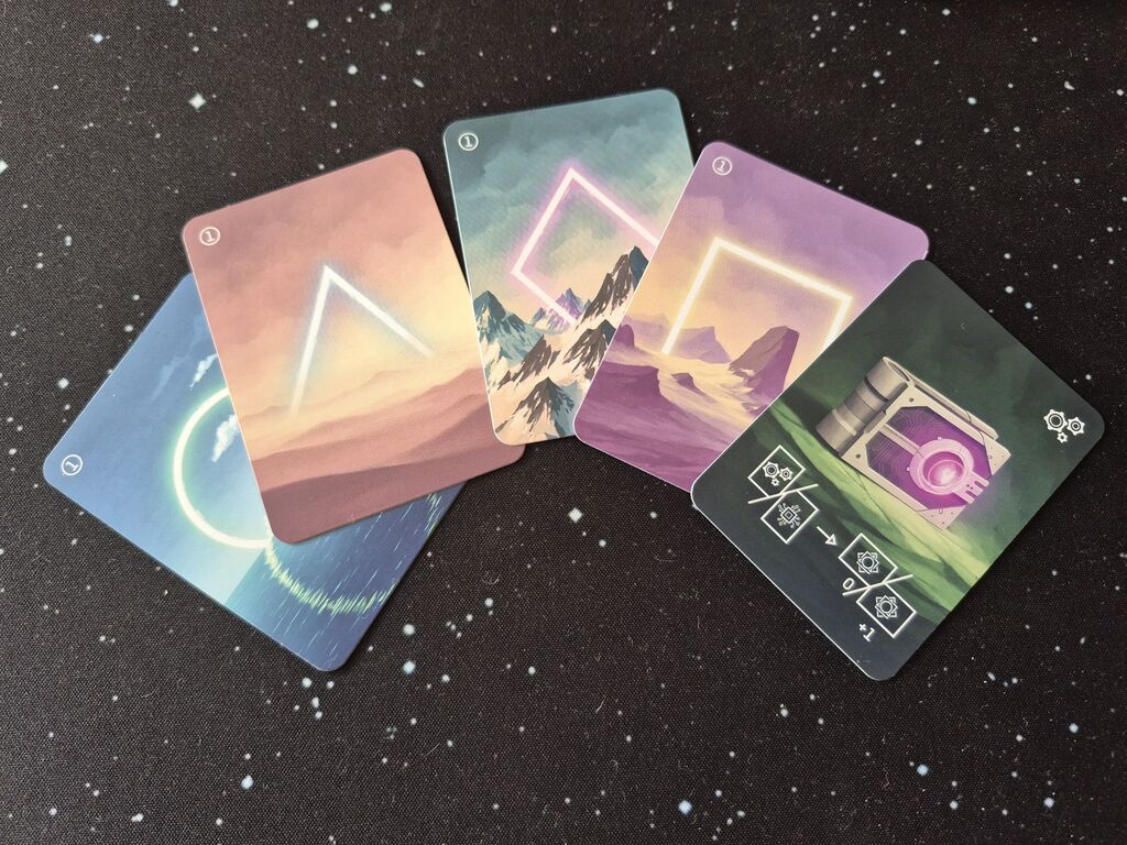Fünf Karten aus "Eternitium" mit Symbolen.