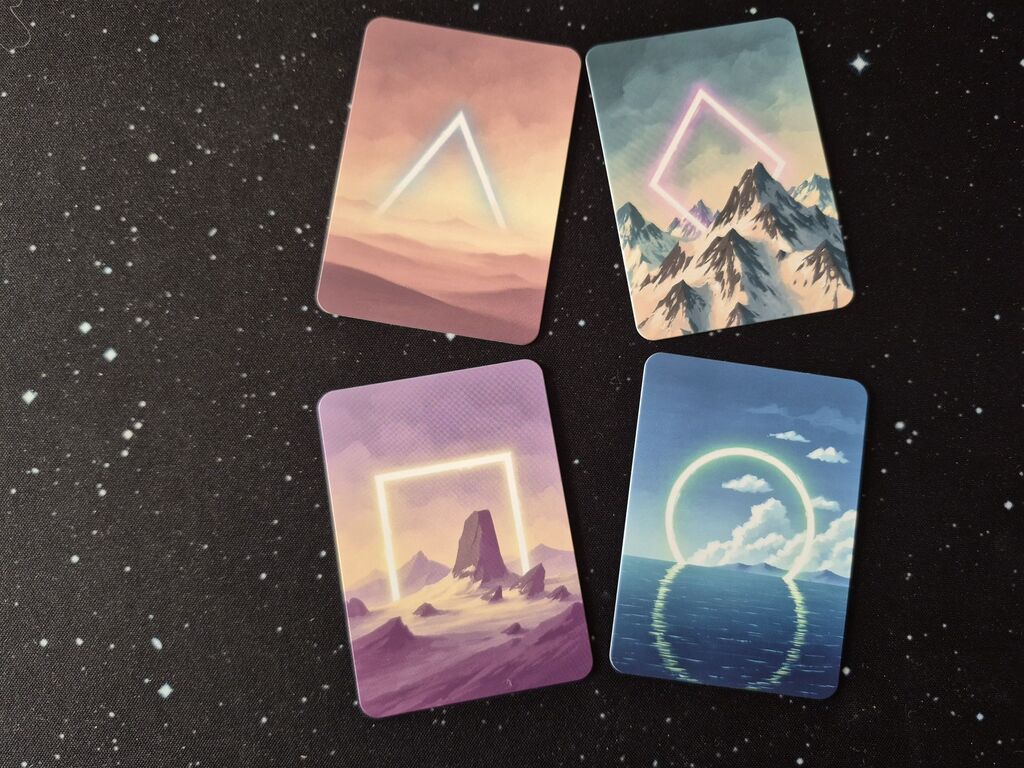 Vier Karten mit Dreieck, Raute, Quadrat und Kreis vor mystischer Landschaft.