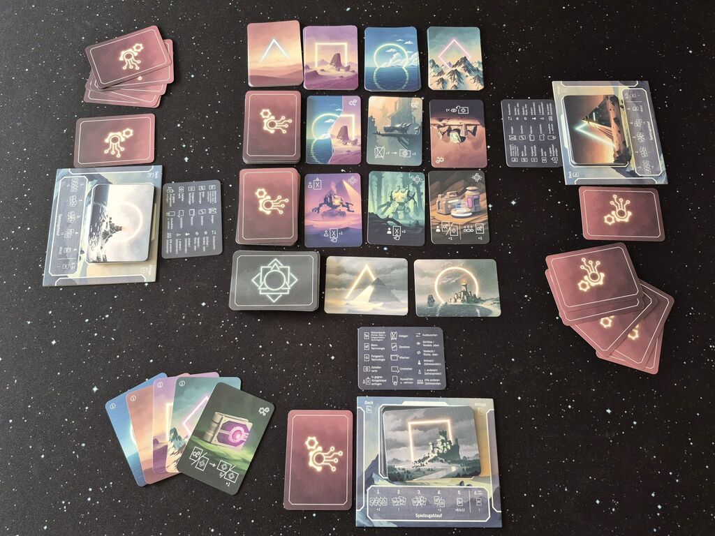 Spielaufbau von "Eternitium" mit vielen Kartenstapeln.