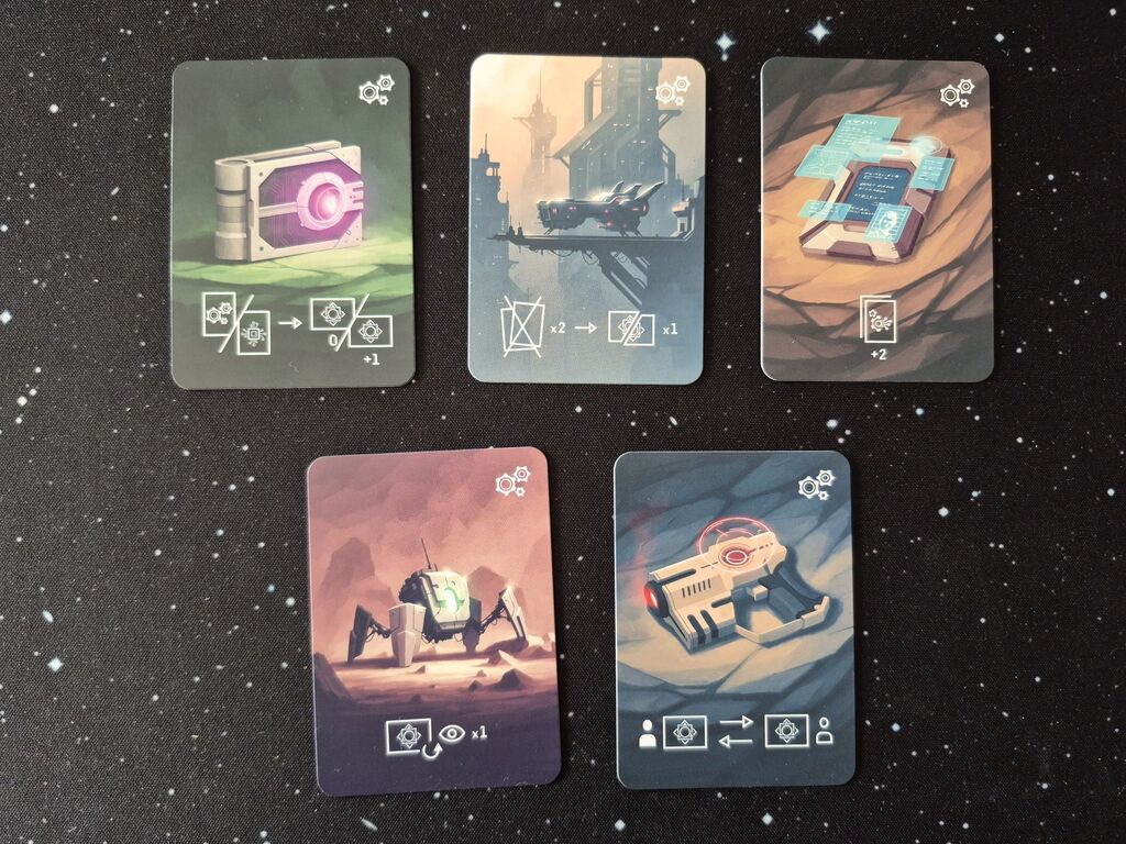 Fünf Karten mit Illustration und Symbolen.