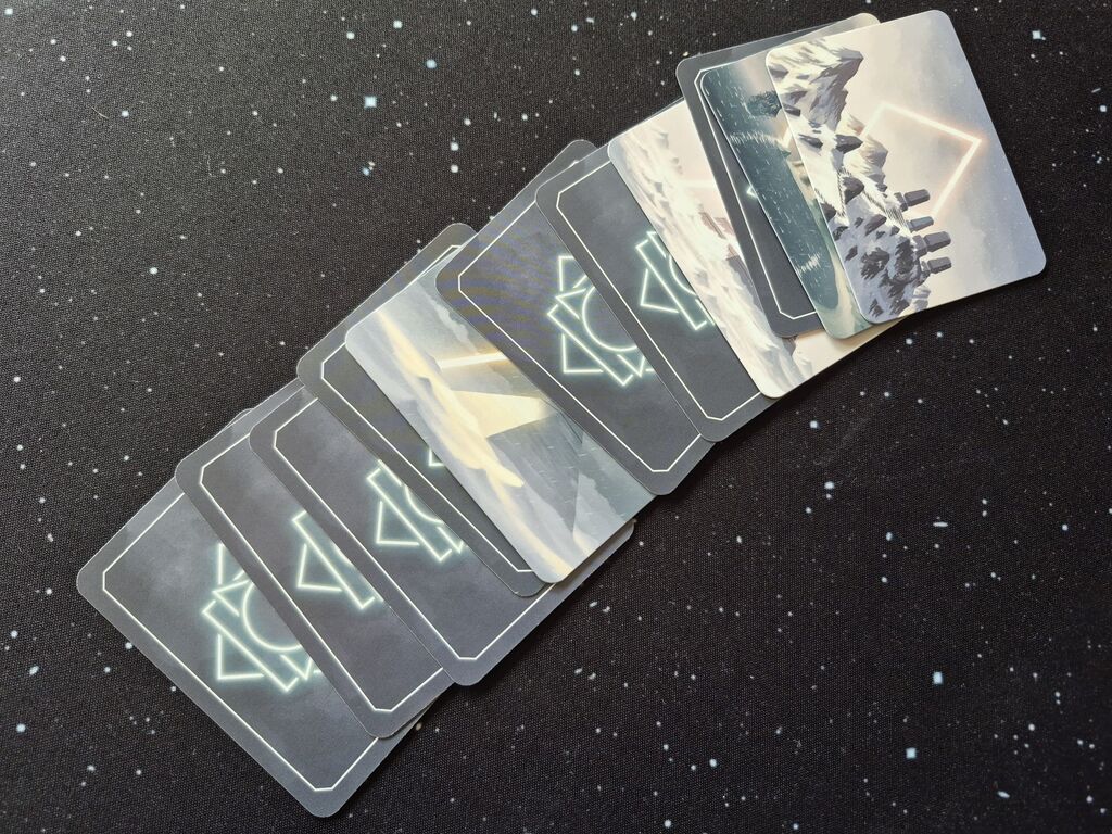 Eine Reihe aufgedeckter und verdeckter Karten.