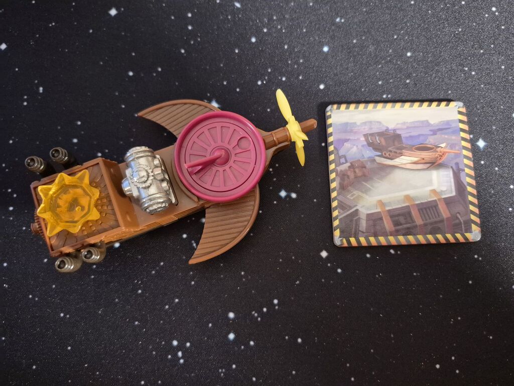 Das Luftschiff und ein Plättchen.