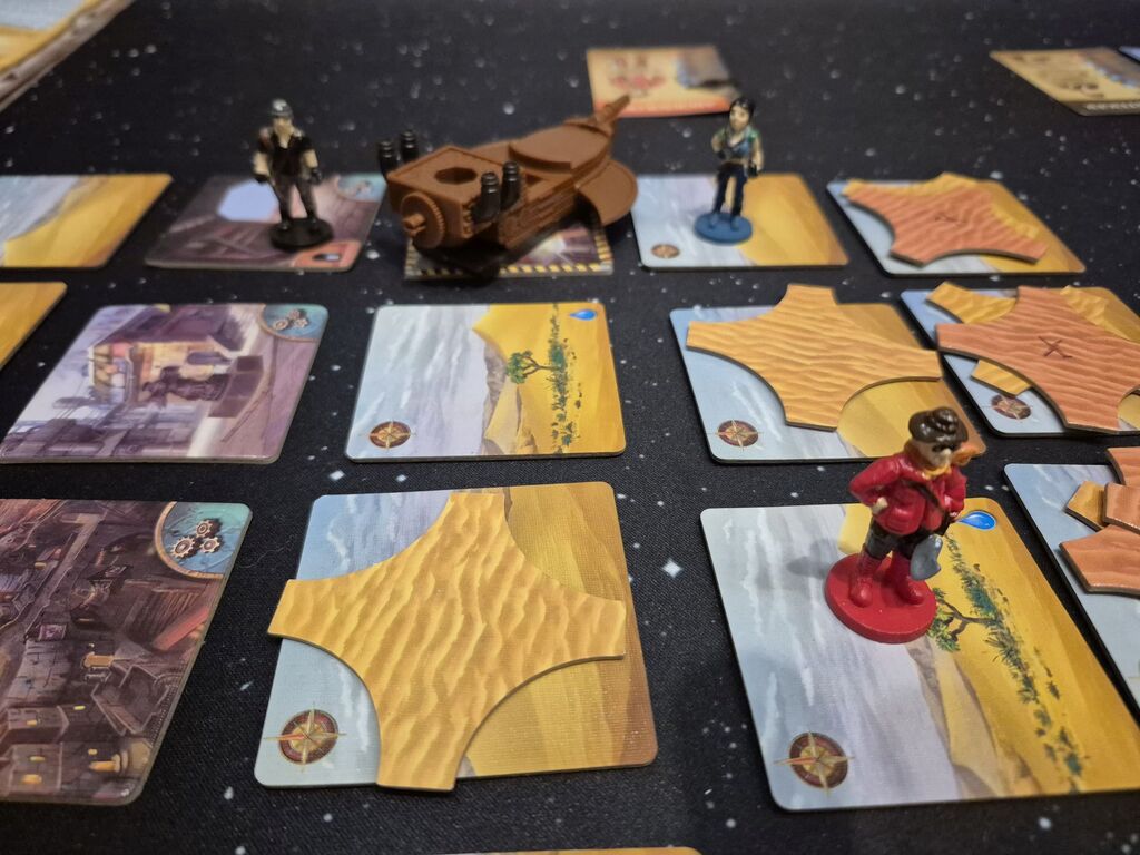 Spielfiguren auf Wüstenfeldern von "Forbidden Desert".