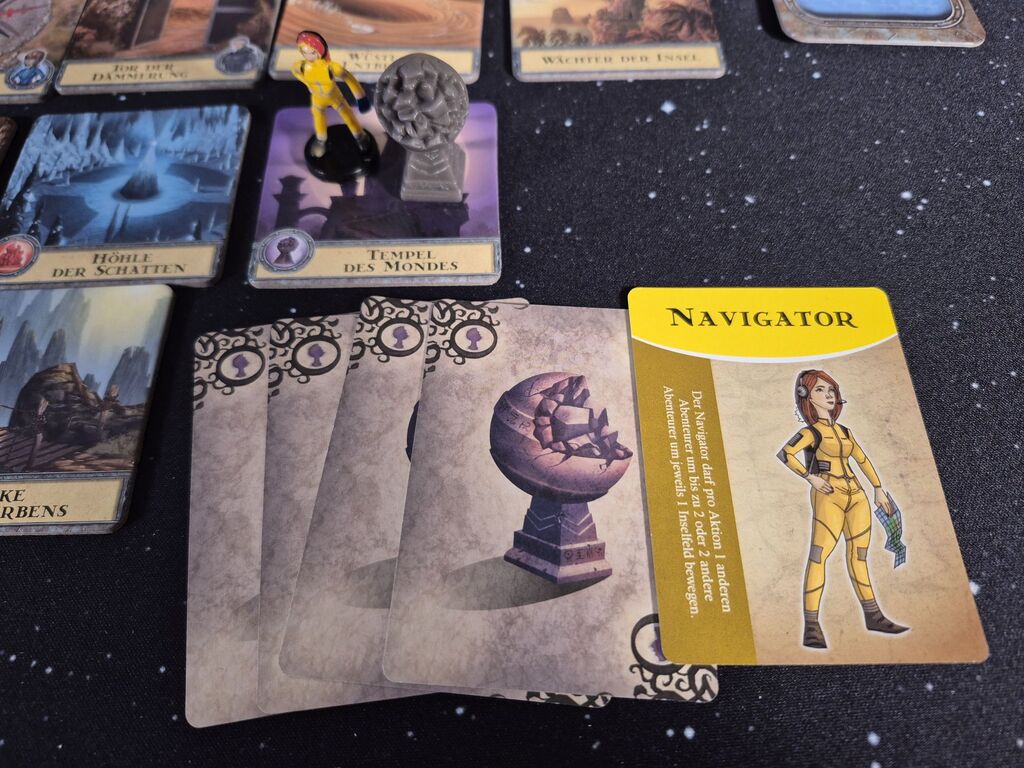 Karten und Spielfiguren.