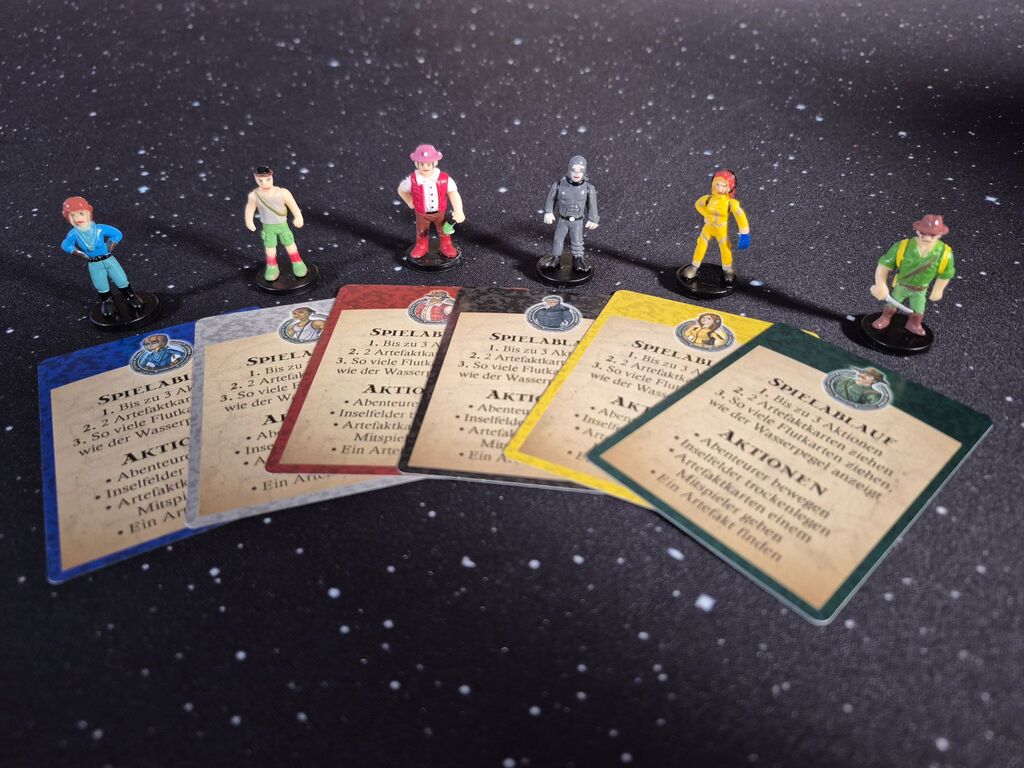 Spielfiguren und Spielhilfekarten.