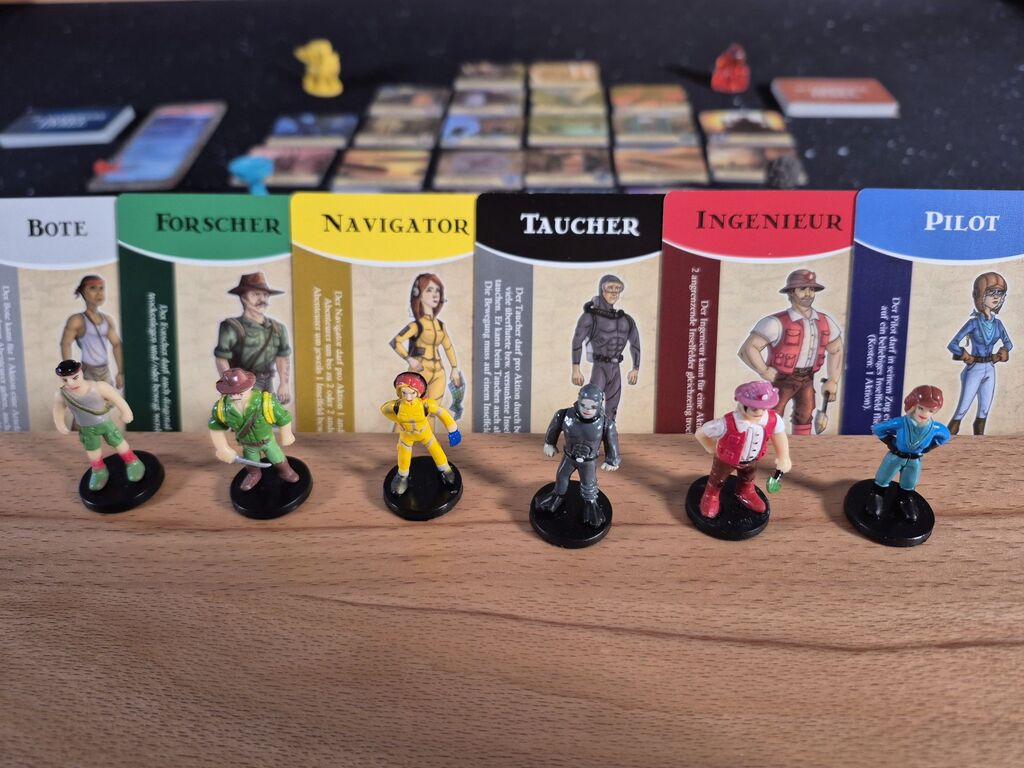 Spielfiguren und Karten mit Text.