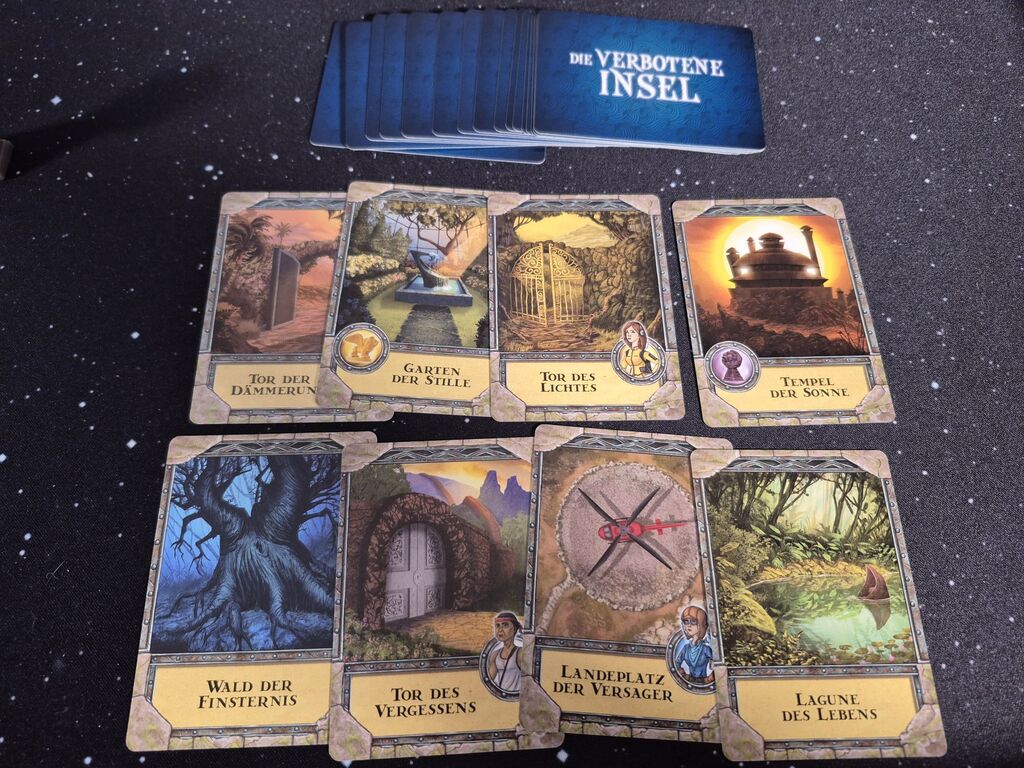 Karten mit Illustrationen, Text und teilweise mit Symbolen.