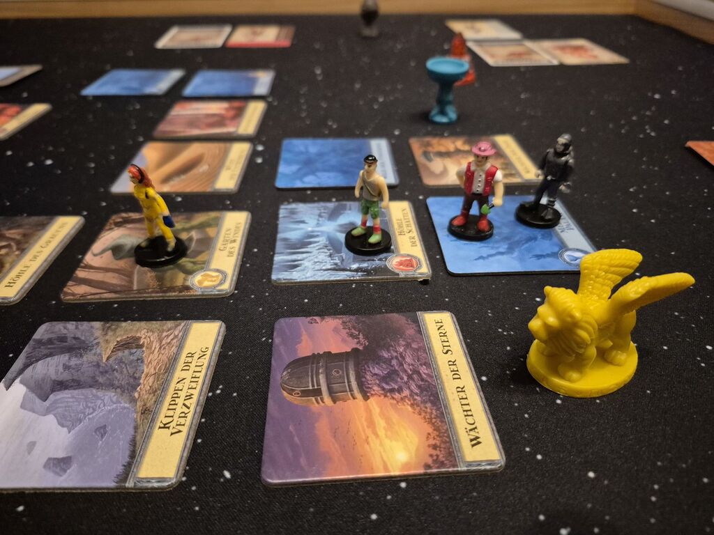 Vier Spielfiguren auf dem Spielplan von "Forbidden Island".