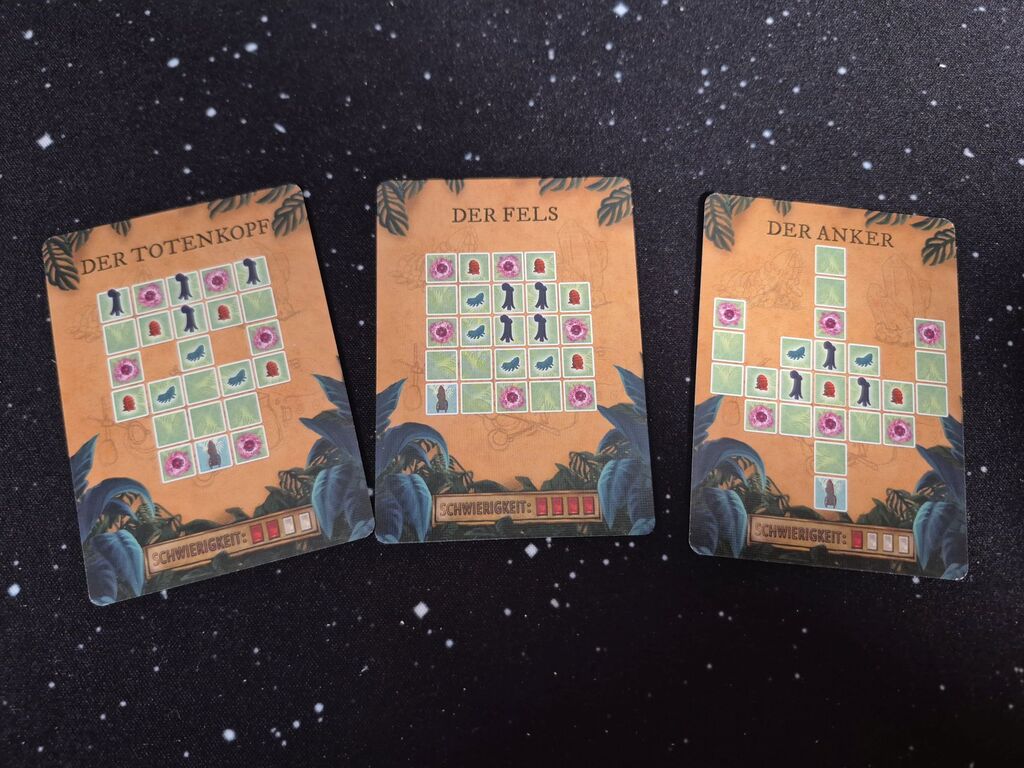 Drei Karten mit Symbolen und Text.