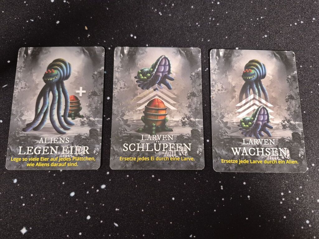 Drei Karten mit Text und Symbol.