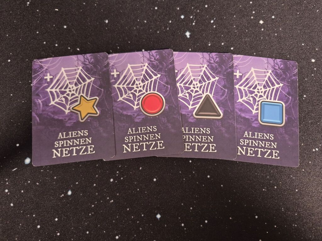 Vier Karten mit Text und Symbolen.
