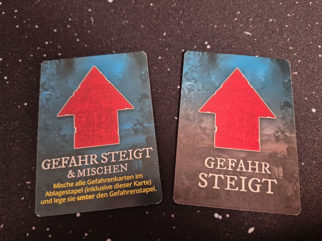 Zwei Karten mit einem großen roten Pfeil und Text.