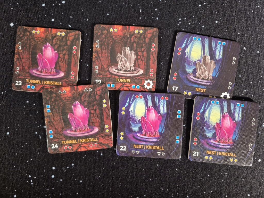 Sechs Plättchen mit Illustration, Symbolen und Text.