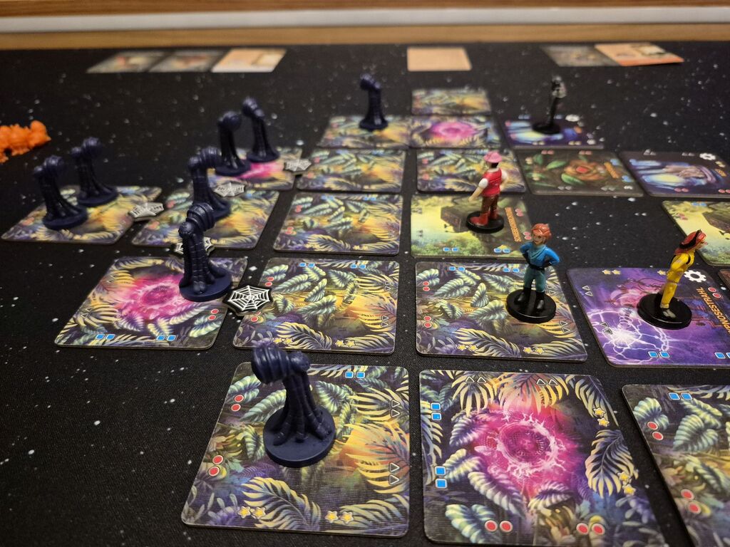 Spielfiguren auf dem Spielfeld von "Forbidden Jungle".