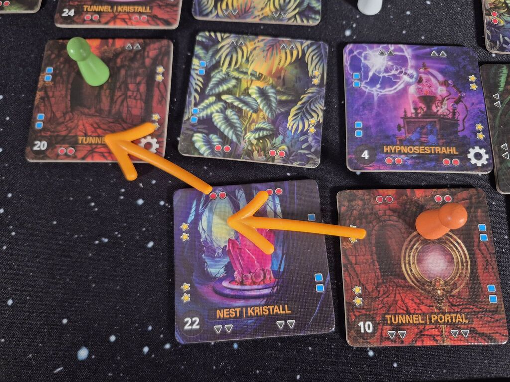 Spielmaterial mit Dschungelfeldern und Spielfiguren.