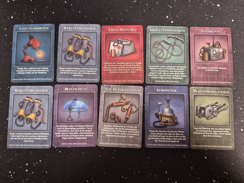 Karten aus "Forbidden Sky" mit Text und Illustration.