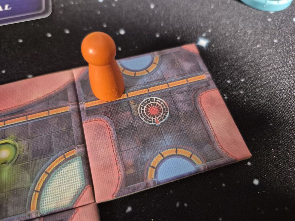 Eine Spielfigur auf einem Plattformfeld von "Forbidden Sky".