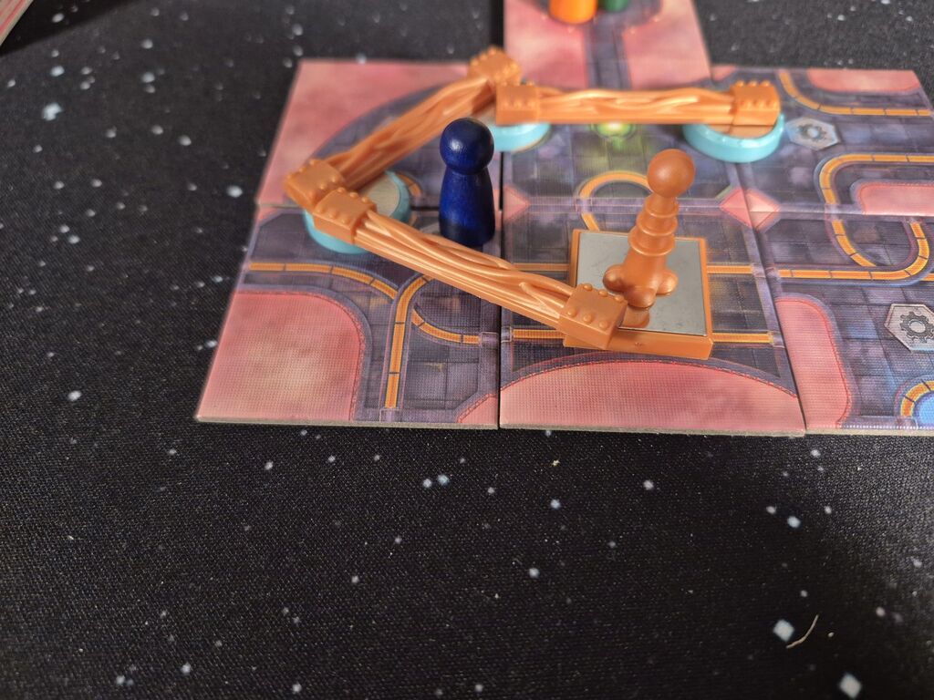 Spielfigur steht auf Plattform-Teil aus "Forbidden Sky".