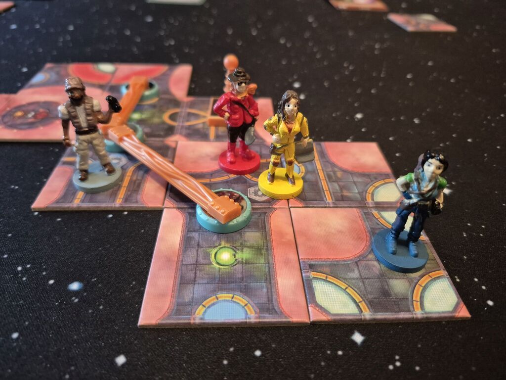 Spielfiguren auf Spielplanteilen aus "Forbidden Sky".
