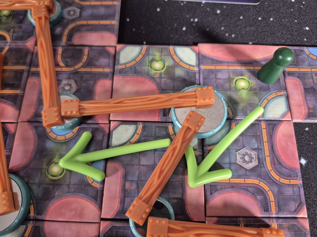 Spielfelder von "Forbidden Sky" mit Figuren und Material.