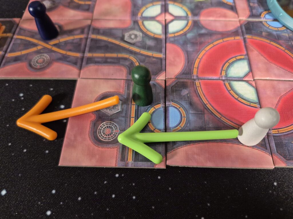 Spielfiguren auf dem Spielfeld.