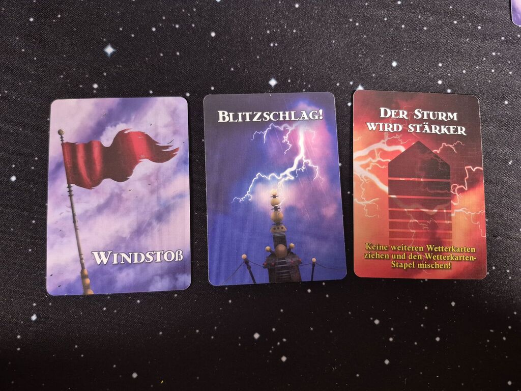 Drei Karten mit Text und Illustration.