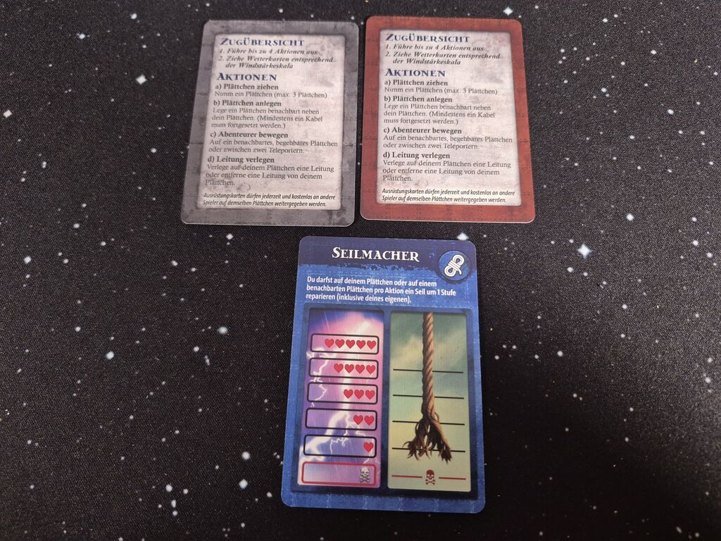 Drei Karten mit Text und Symbolen.