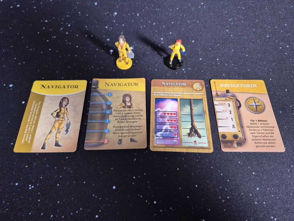 Zwei gelbe Spielfiguren, vier Karten mit Überschrift "Navigatorin".