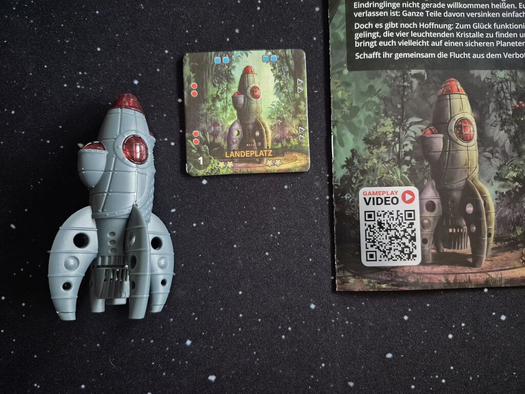 Eine Spielzeugrakete und zwei Bilder davon.