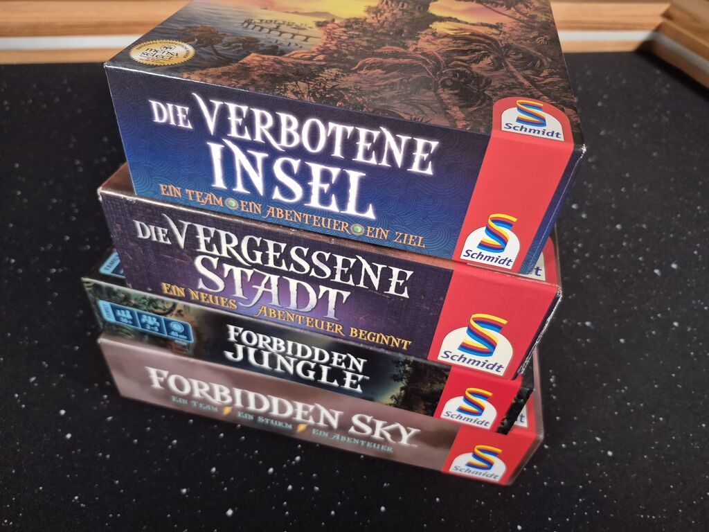 Vier Spielschachteln der "Forbidden"-Reihe.