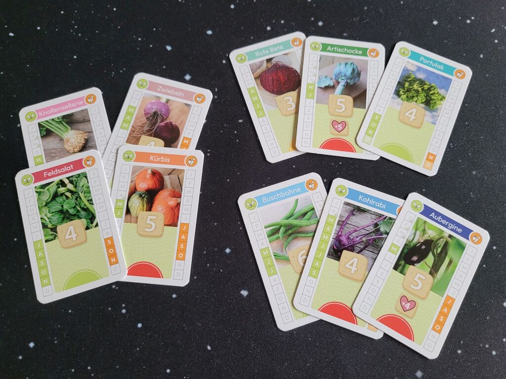 Karten mit Bildern, Text und Symbolen, teils mit zu ähnlichen Farben.