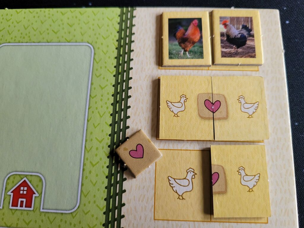 Verdeckte und aufgedeckte Hühnermarker auf dem Spielertableau von "Homefarming".