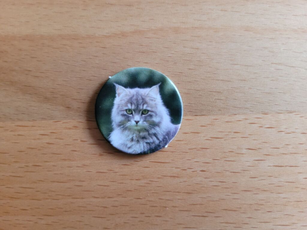 Ein Marker mit einer grauen Katze.