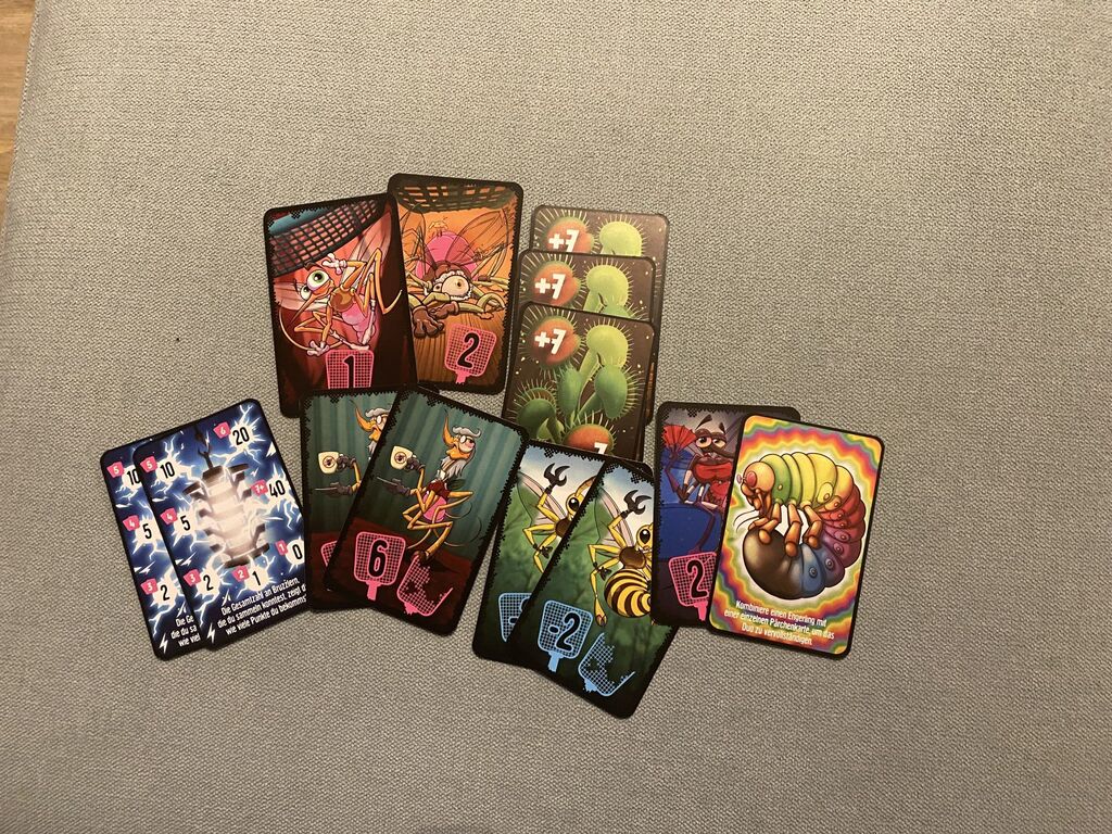 Bunte Karten mit Zahlen und Comic-Insekten.