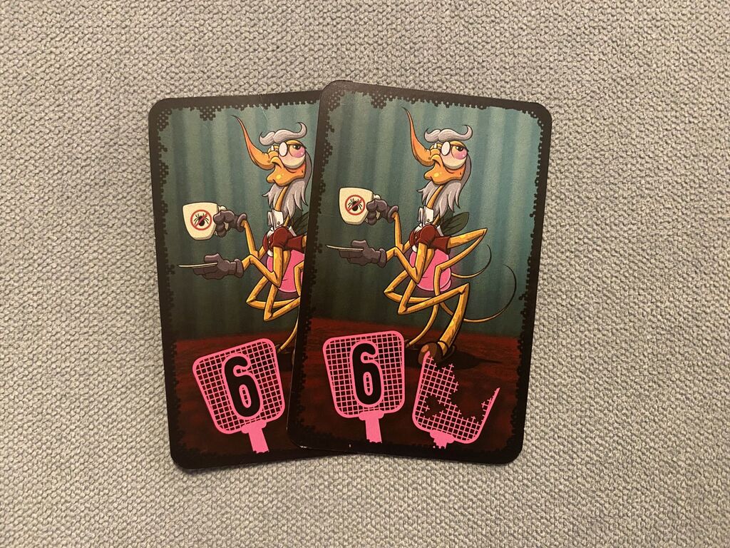 Zwei Karten mit Comic-Mücke und Zahl.