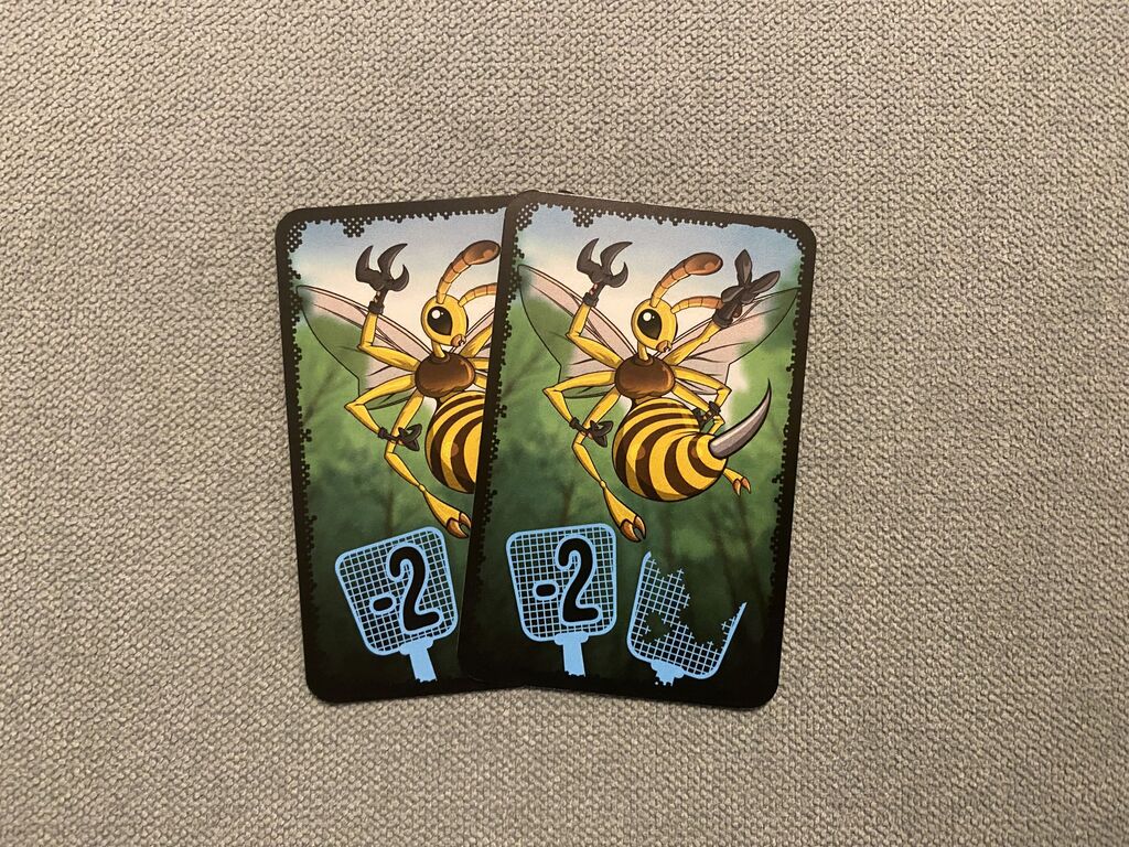 Zwei Karten mit Wespen und der Zahl minus zwei aus "Mücken drücken".
