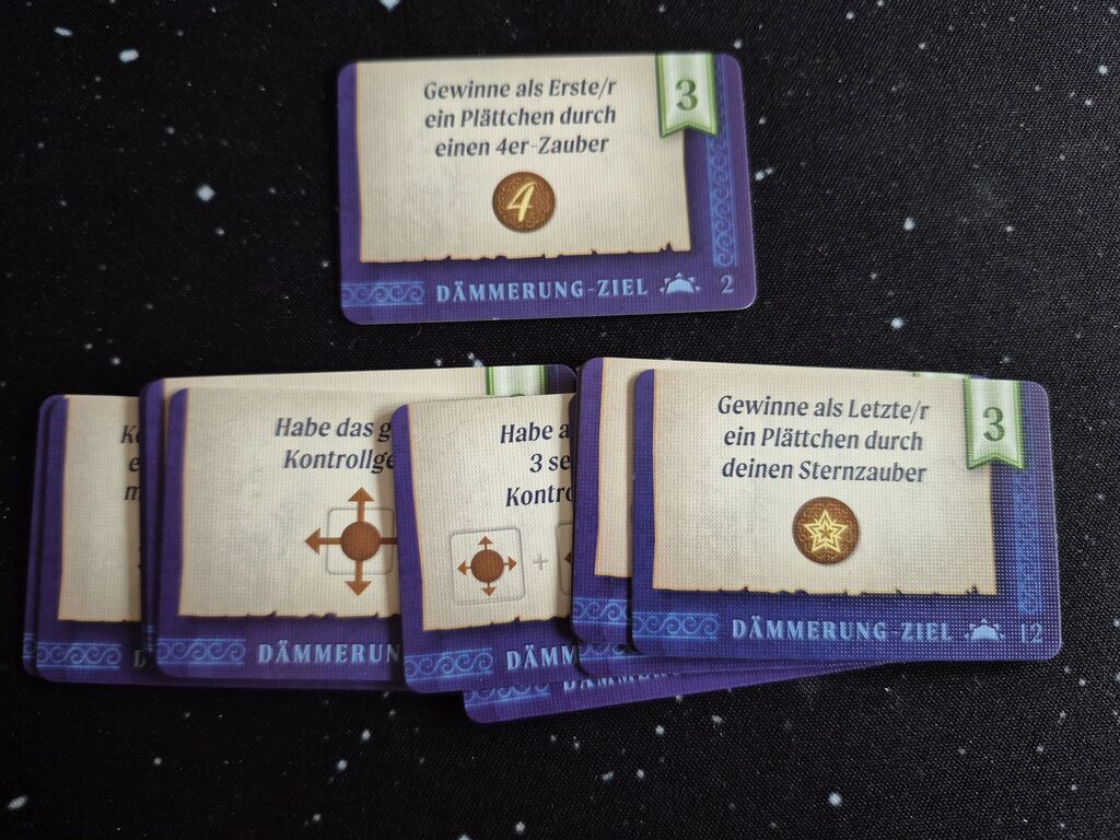 Karten mit Text und Symbolen.