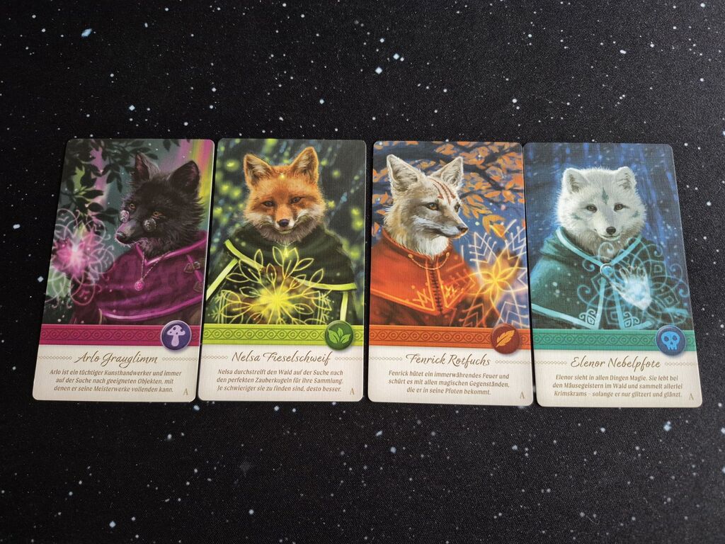 Vier Karten mit als Magier gekleideten Füchsen und Text.