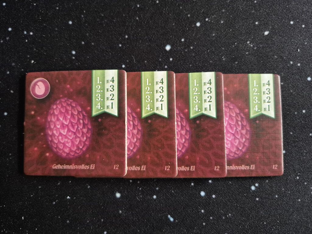 Plättchen mit einem pinken Ei mit Schuppen.