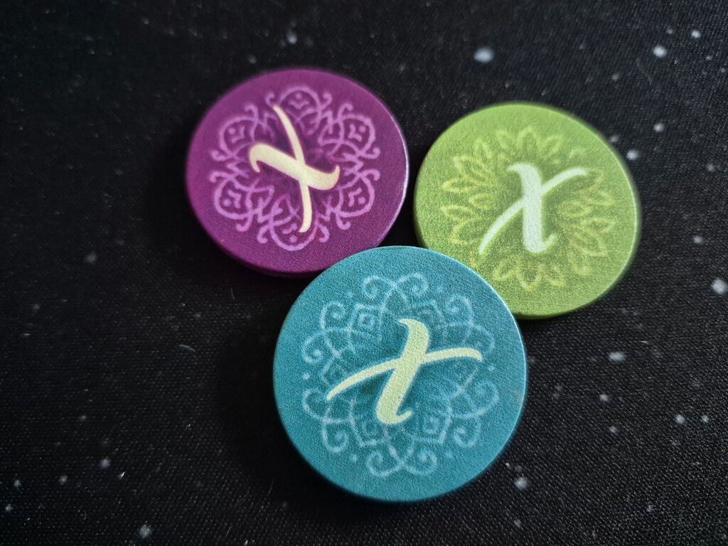 Drei Marker mit einem X.