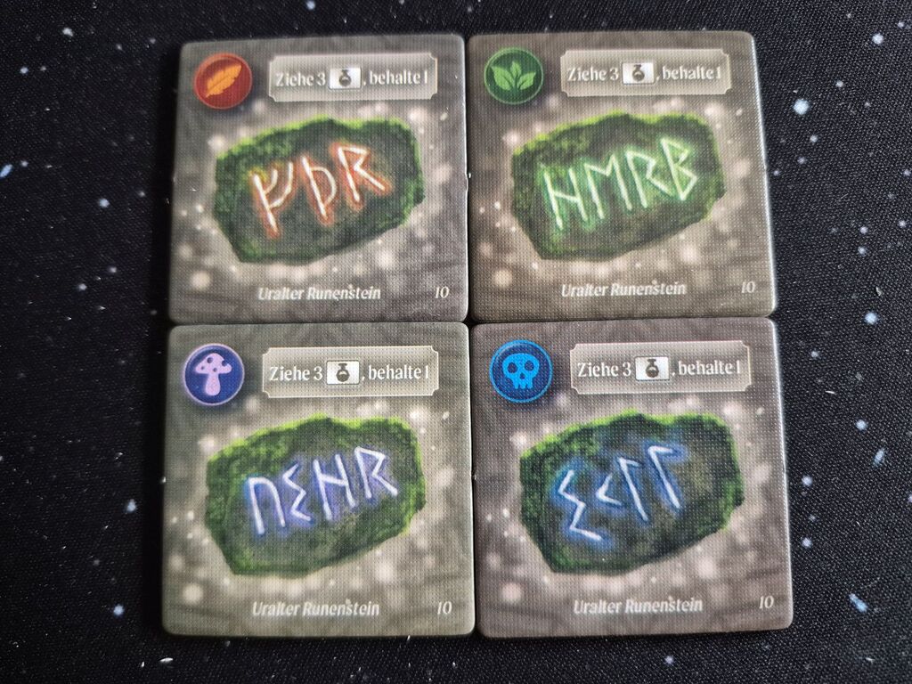 Vier Plätthcen mit Runen, Text und Symbolen.