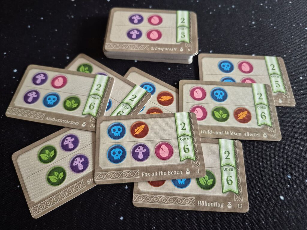 Ein Haufen Karten mit Symbolen und Zahlen.