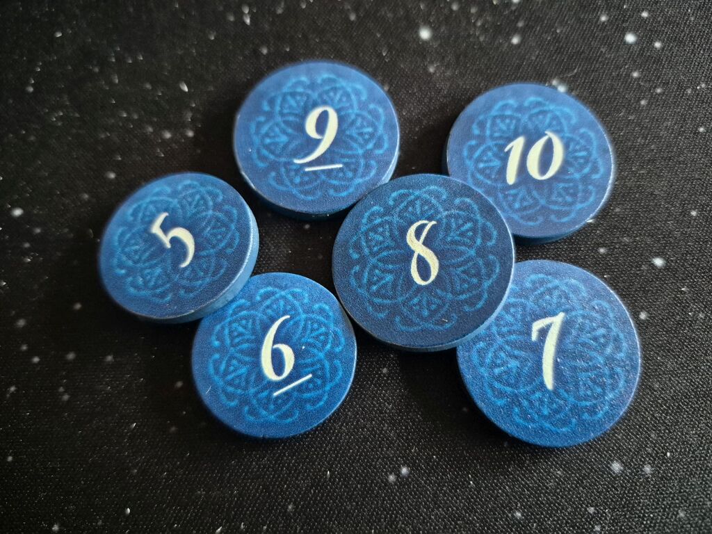 Sechs Marker mit Zahlen von fünf bis zehn.