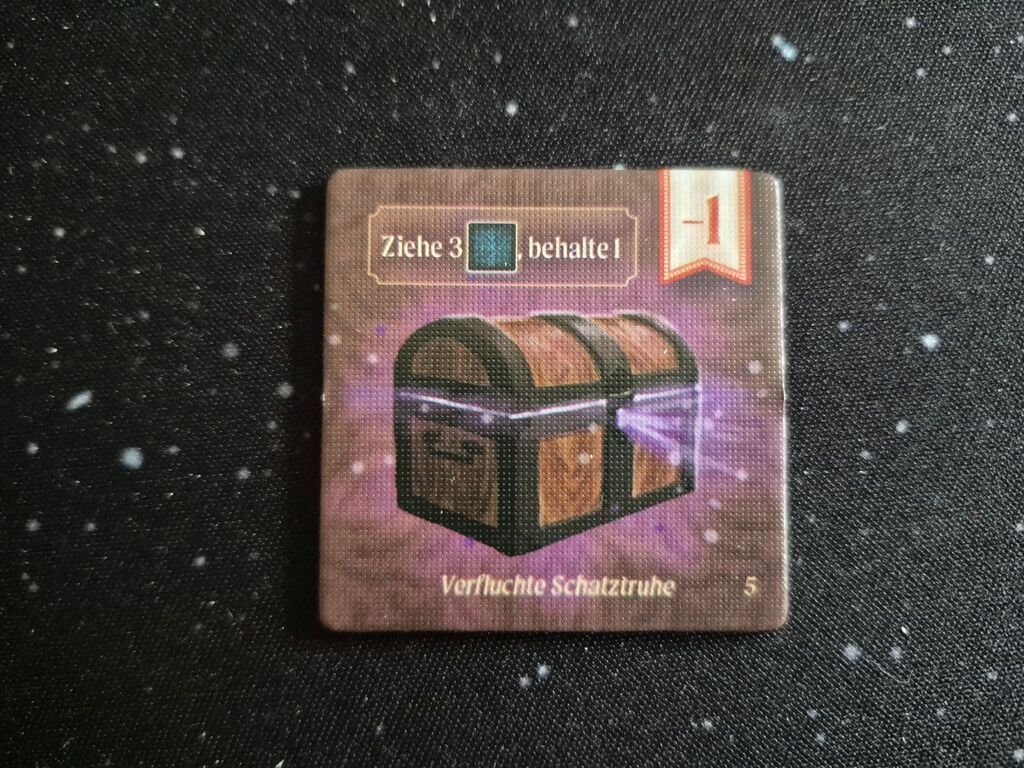 Ein Plättchen mit einer leuchtenden Truhe und Text.